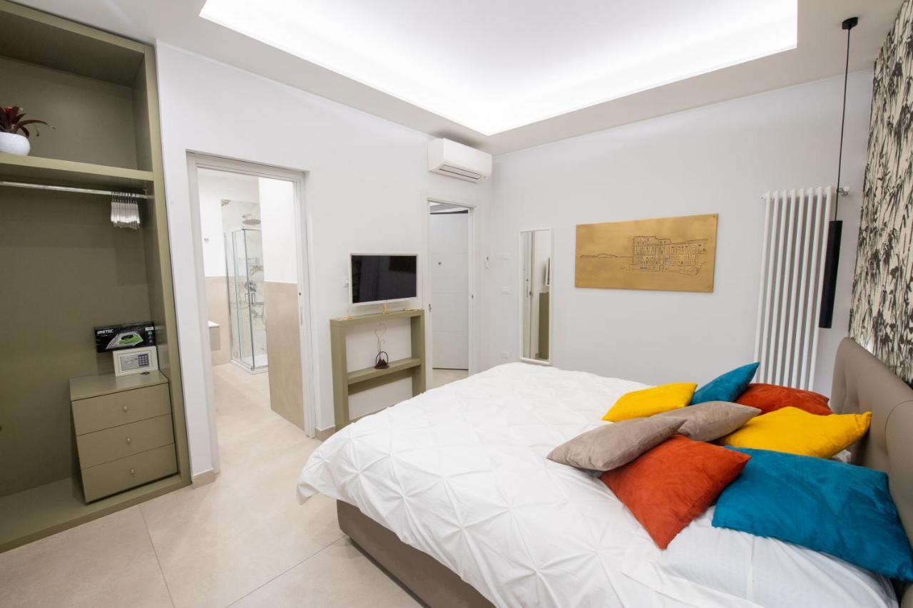 Napoli City Center - Appartamenti E Camere Bagian luar foto